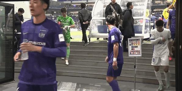 广岛三箭这个外援是不是觉得这是在自己主场，都中场结束了，还在球员通道等着高天意，