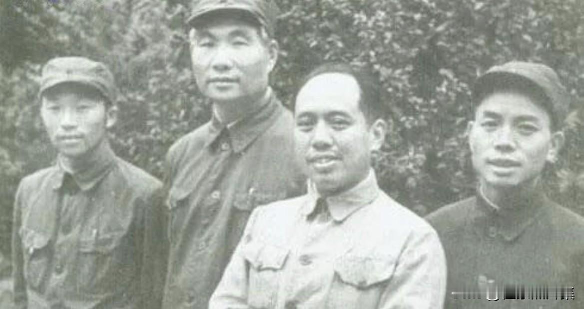 1948年，左起第三纵队副政治委员唐凯、东北野战军第一兵团司令员萧劲光、副司令员