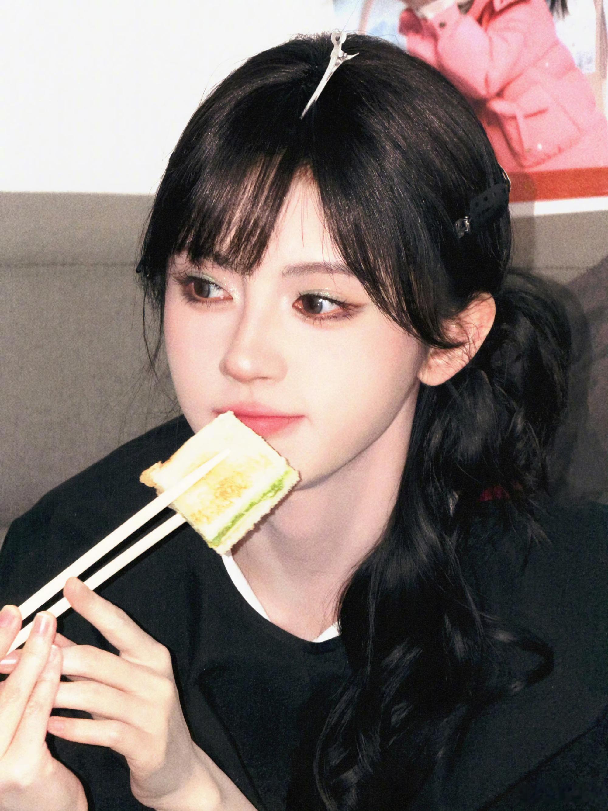 “谁说演员不能看镜头” 的讨论中，鞠婧祎以权威表现回应，镜头前的从容状态，证明表