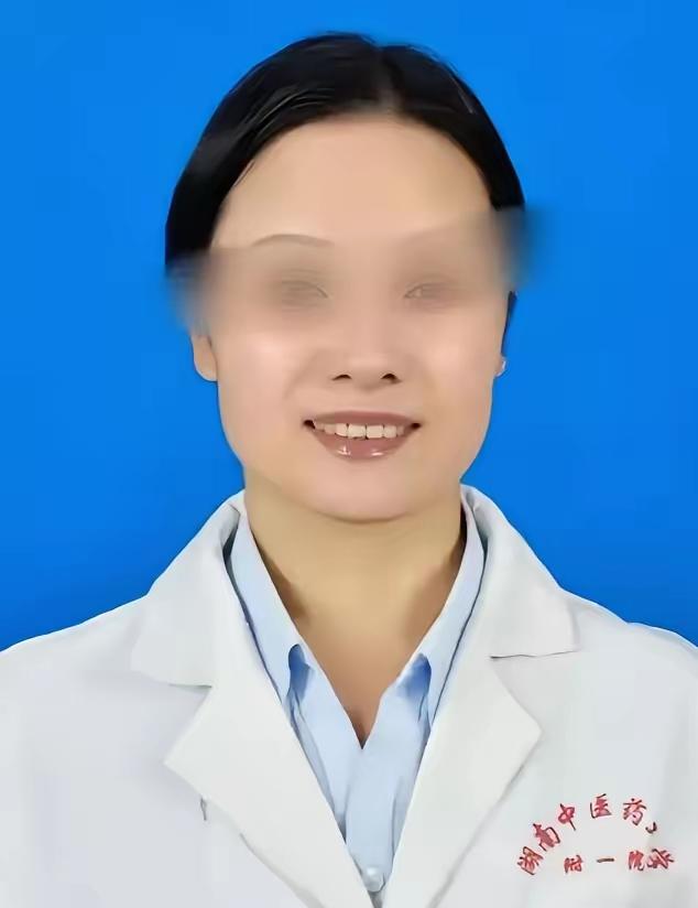 向女儿转账800多万元，个人持有基金300多万元，名下多套房产，单笔转账超100