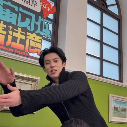 王鹤棣主动给邵子恒打板片场即职场，情商见真章。王鹤棣这一举动，轻松化解了新可能存