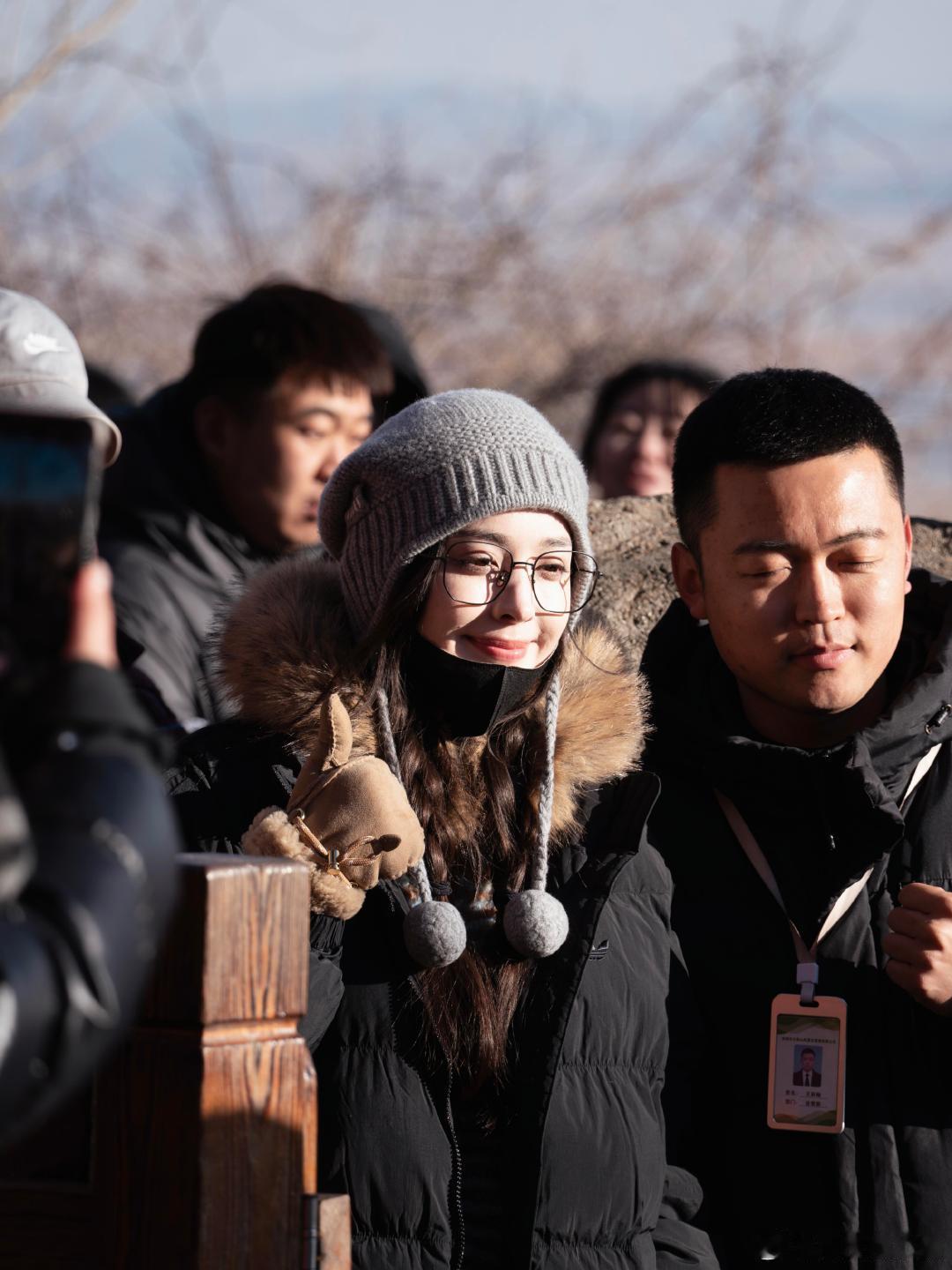 网友大孤山偶遇娜扎大孤山偶遇娜扎祈福 网友大孤山偶遇娜扎了，黑色羽绒服的毛领超有