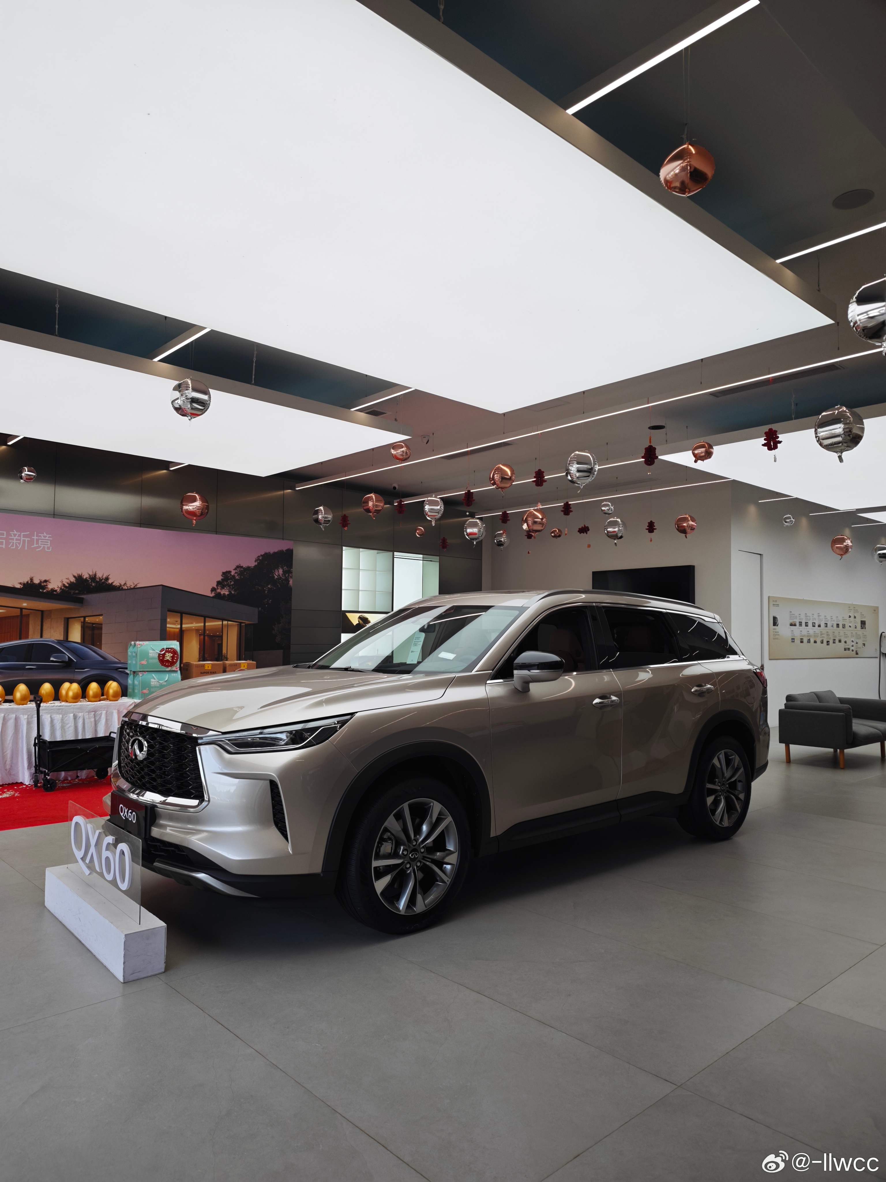 看林肯的那天还看了英菲尼迪，这个已经把原来高大气派的展厅送给岚图、自己躲在一旁搭