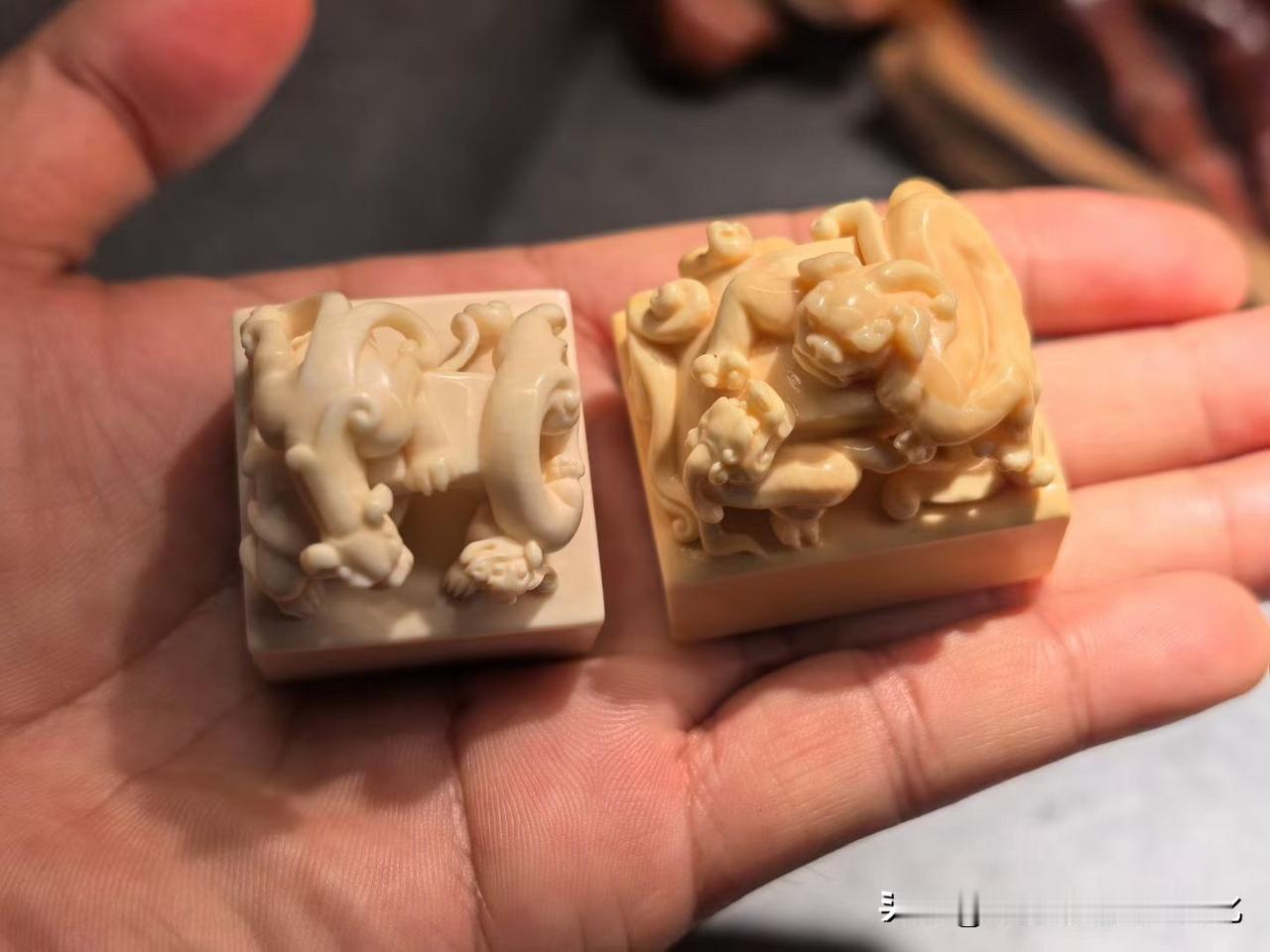 猛犸｜螭龙印章

方寸之间，最见气韵。

以猛犸料雕琢螭龙伏踞印台之上，身姿盘绕