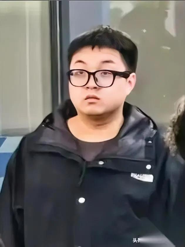 提车秒撞，销售飞。

30万电车秒变凶器？

别急着骂车，先看清那副“清澈愚蠢”