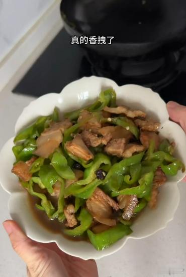 湖南大厨回应靠辣椒炒肉夺冠不同地方做辣椒炒肉各有风味，没有统一好坏之分，谢光头能