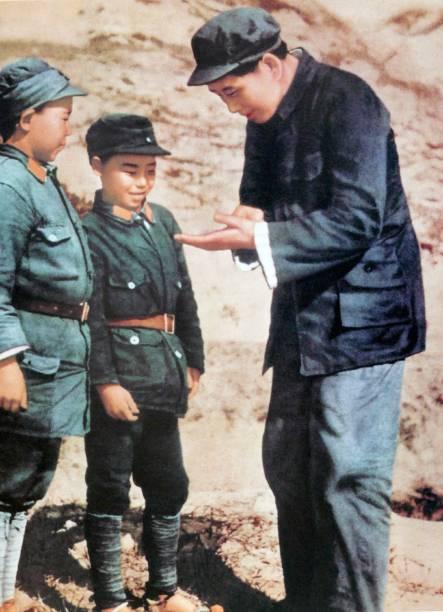 1939年，毛主席在延安与少先队员亲切交谈，关心孩子们的学习和生活，引导他们树立