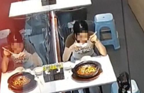 最近在河北邢台内丘县发生了一起令人气愤的事件，一名女子用餐后，竟然偷偷在锅里放了