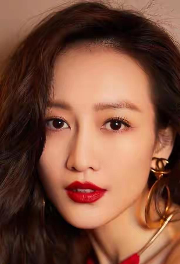 王鸥这抹红唇杀疯了！港风卷发配金饰，40+状态美到犯规红唇礼服 复古红唇写真 红