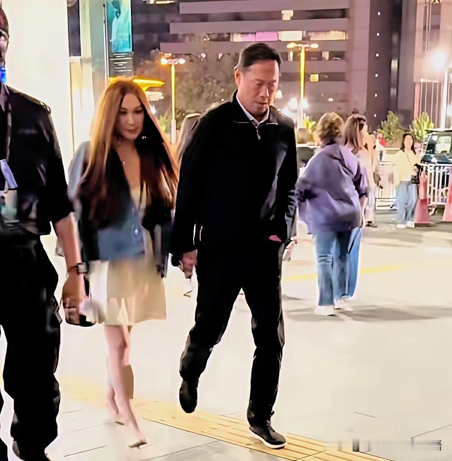 温碧霞感觉怪怪的，身材五五分，没有脖子一样，在公共场合无论什么样的干气，出现都是