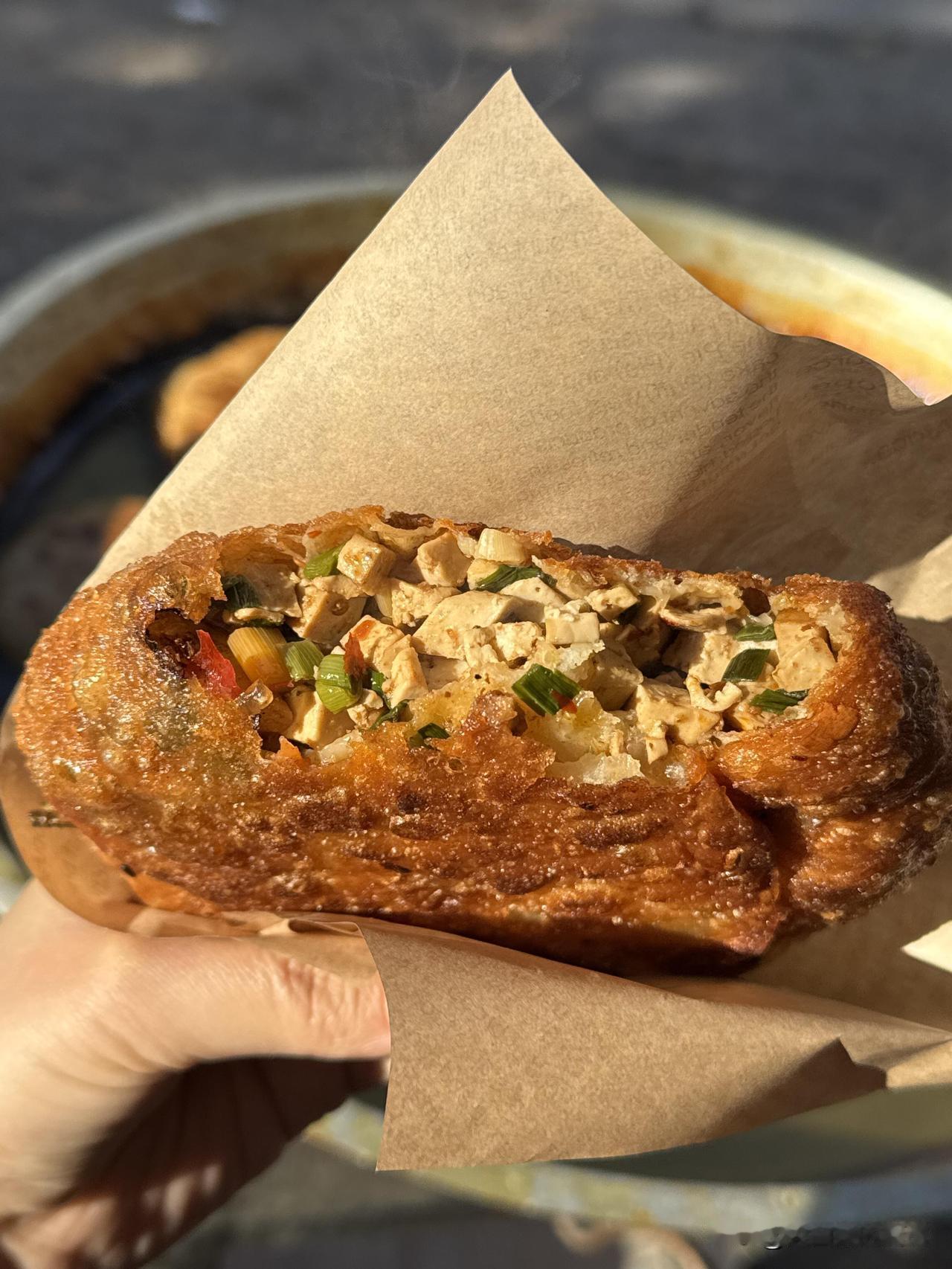 听说你们不爱吃粉条？于是我们就出了一个麻婆豆腐馅的菜盒，我今天尝了很好吃！但是好