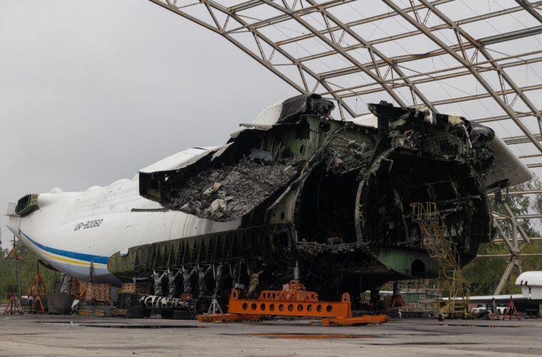霍斯托梅尔机场的安-225最新照片，这架世界上最大的飞机已化为一片焦黑的残骸。 