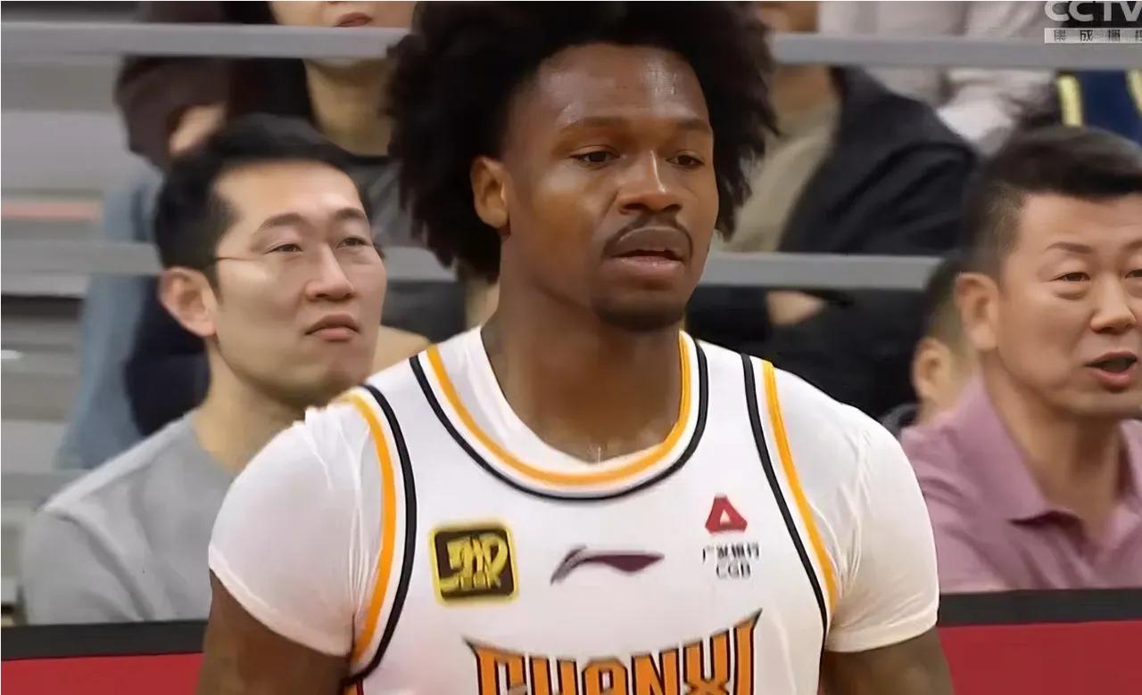 山西男篮的比赛看了两场，感觉没有上赛季那么强悍的视觉冲击力，球迷看得不太过瘾。