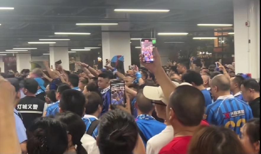 四川自贡，南湖体育中心门口，疑似乐山球迷不满最后时刻的点球判罚，比赛结束后有部分