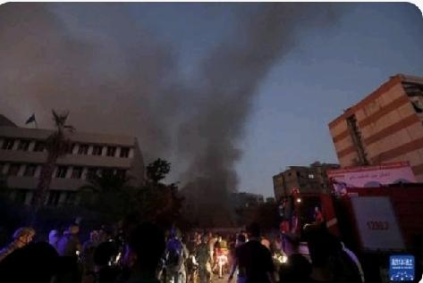 快讯！以色列又一次多轮空袭黎巴嫩。当地时间11月6日晚，以色列对黎巴嫩拉得万军队