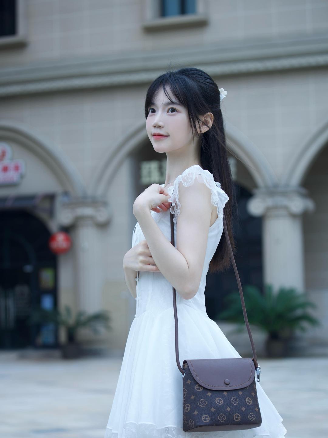 多层纱质裙摆营造出蓬松的公主感，蕾丝与木耳边的细节点缀让白裙更具少女心。