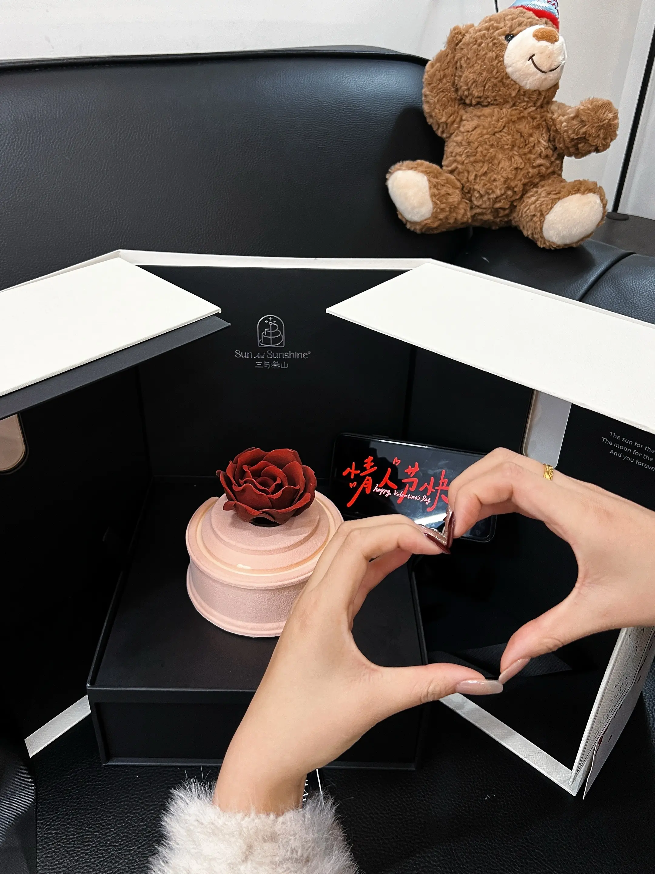 浮世万千 吾爱有三 日月与卿 日为朝 月为暮 卿为朝朝暮暮 有被三与叁...