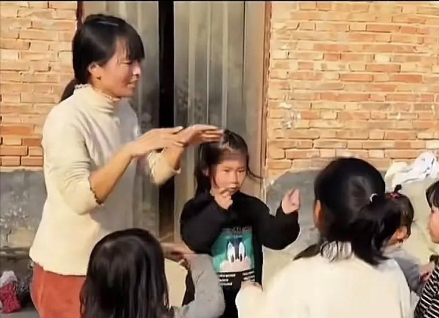河南1男子意外离世。 不久后，妻子也丢下5个孩子悄然离去。弟媳心生可怜，不听丈夫