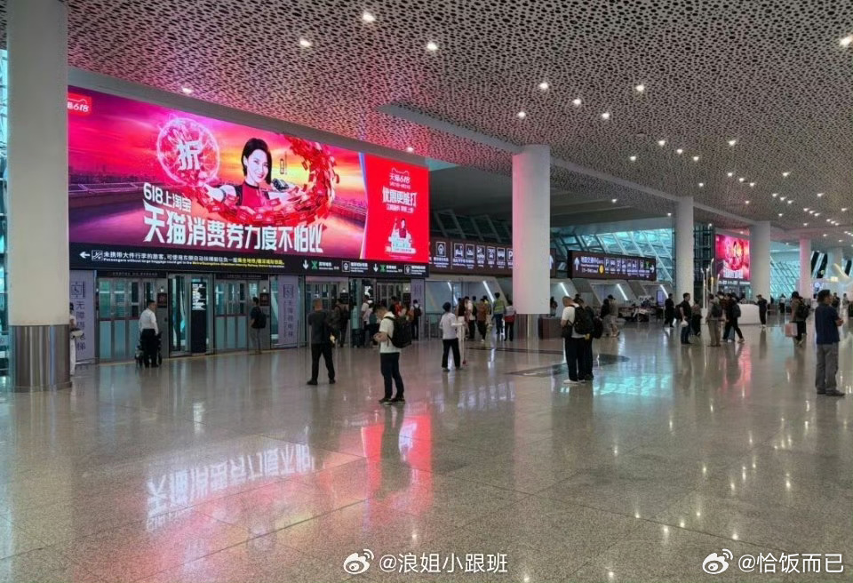 曾沛慈天猫地广铺开，这也太宠了，排面拉满了啊 曾沛慈说今晚请多多支持我们初恋组吧