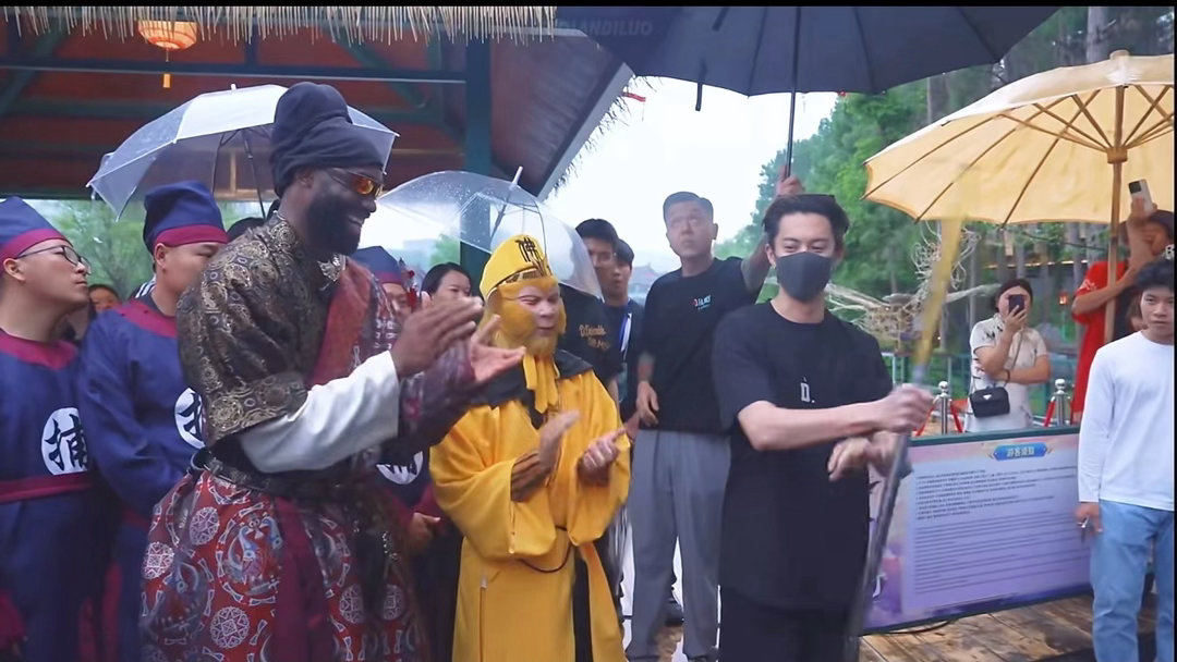 王鹤棣看到金箍棒DNA动了有些帅气是天生的！王鹤棣面对金箍棒完全条件反射，抬手、