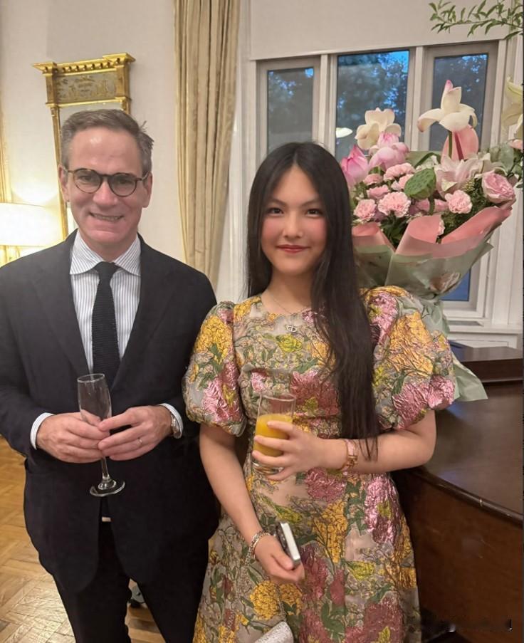 终于理解了，  
16岁的王诗龄为啥总被穿成“小李湘”，  
根本原因不是审美偏