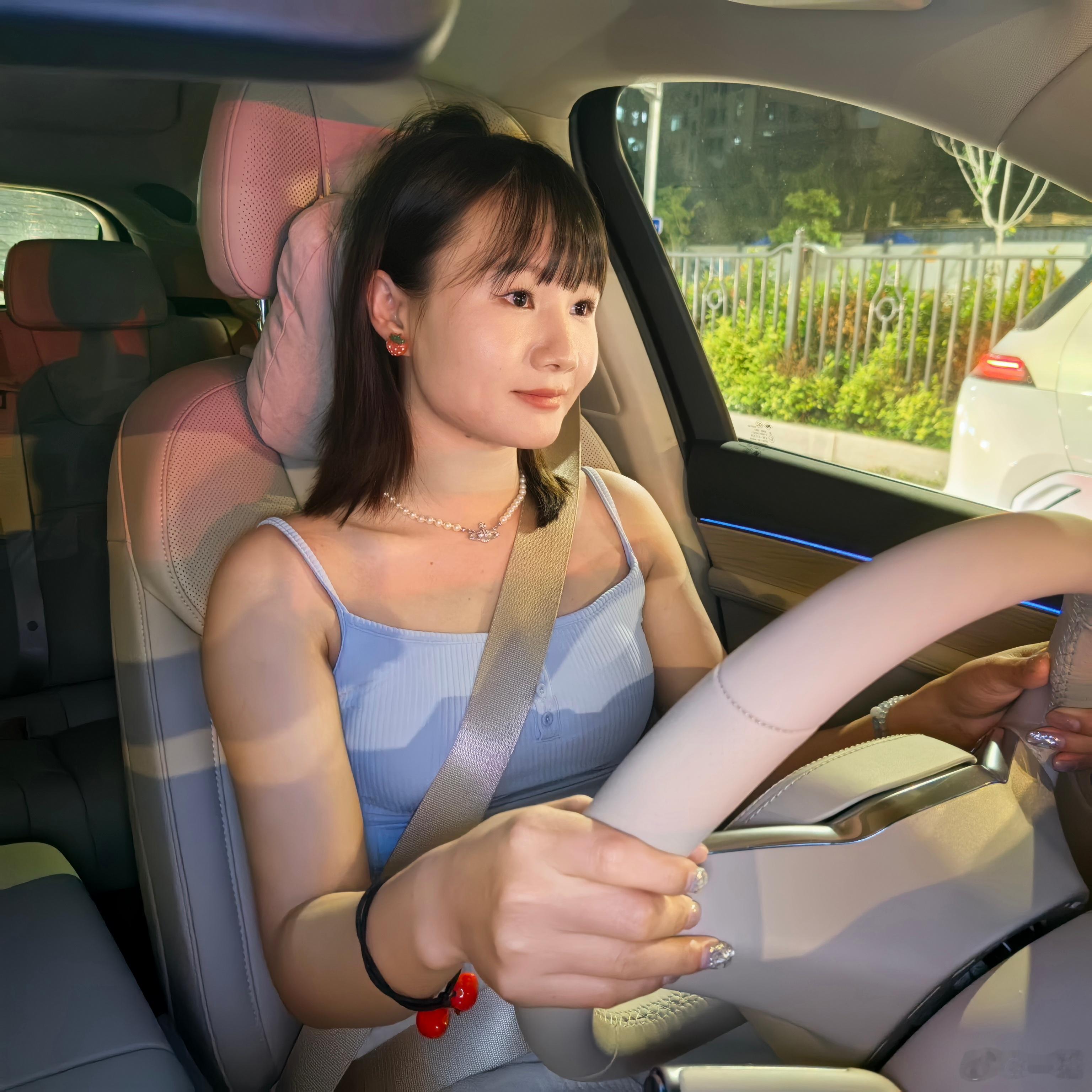 [awsl]自从会开车后，开心出门兜一圈，无聊就出门兜一圈，生气出门兜一圈… ​