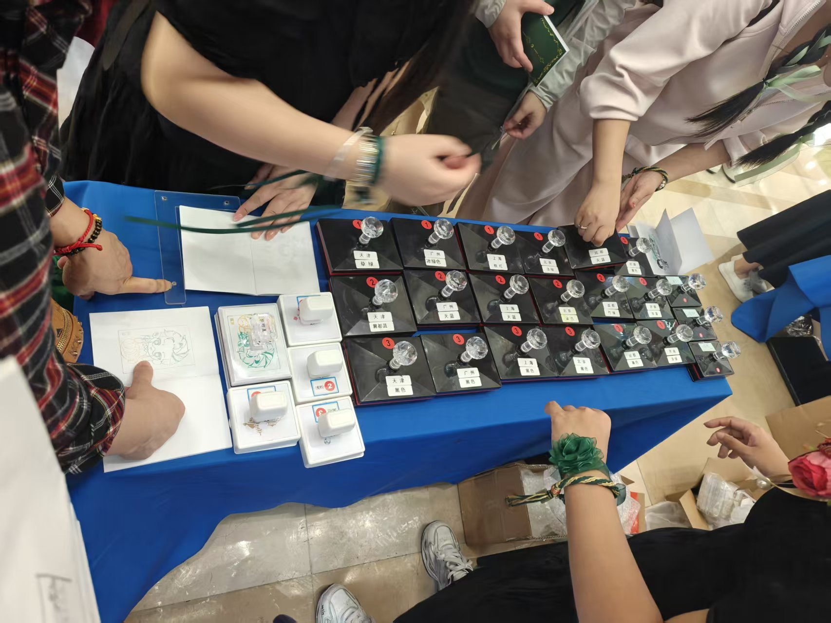 来盖章呀～小流光的印章还是蛮壮观的[酷]PS：小声蛐蛐一下，这个定位框好像用错了
