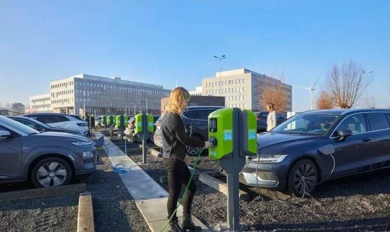 奔驰苹果放弃新能源汽车，其实就是欧美国家对碳排放目标的放弃，以及对中国新能源汽车