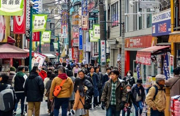 日本经济困境，游客大跌是缩影
这几个月来，访日游客数暴跌，别急着甩锅给“核污染水