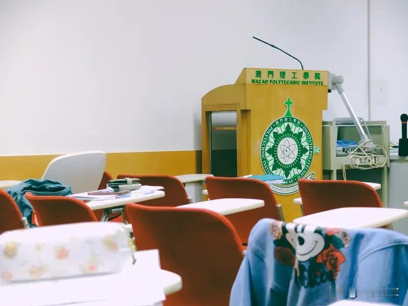 《一路繁花2》收官玩出了新花样！开场悬念直接拉满，繁花团成员在澳门科技大学辩论席