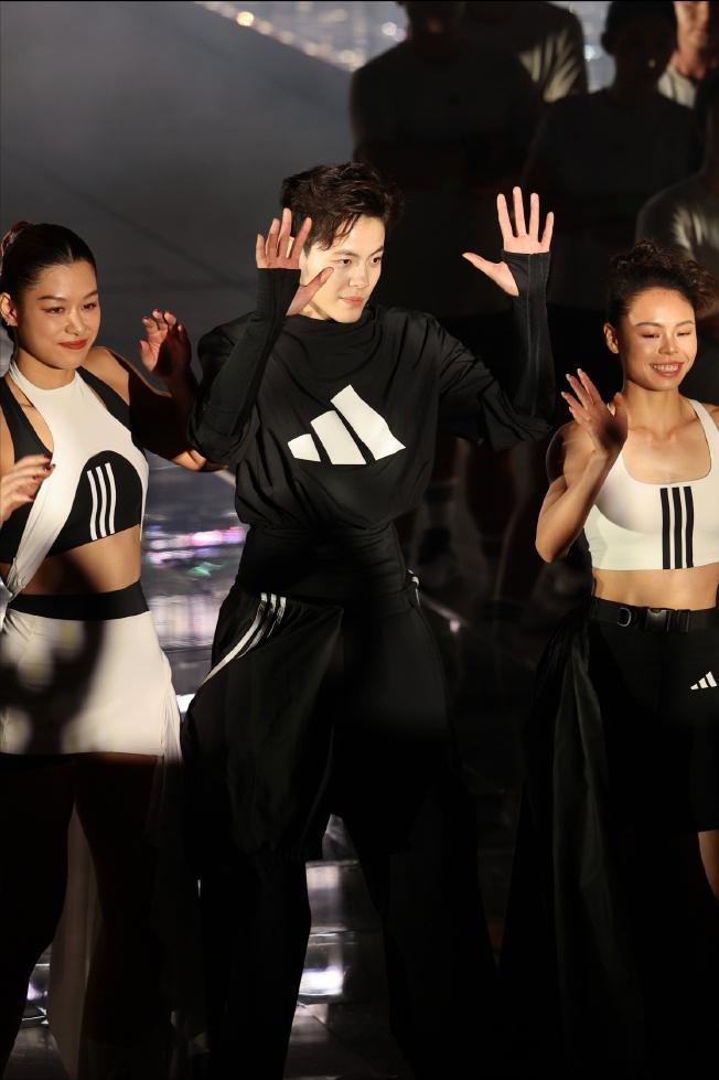 杨舒予这是为青春“出走”。

国家女篮15号开始长达5个月的集训，队长杨舒予掐着