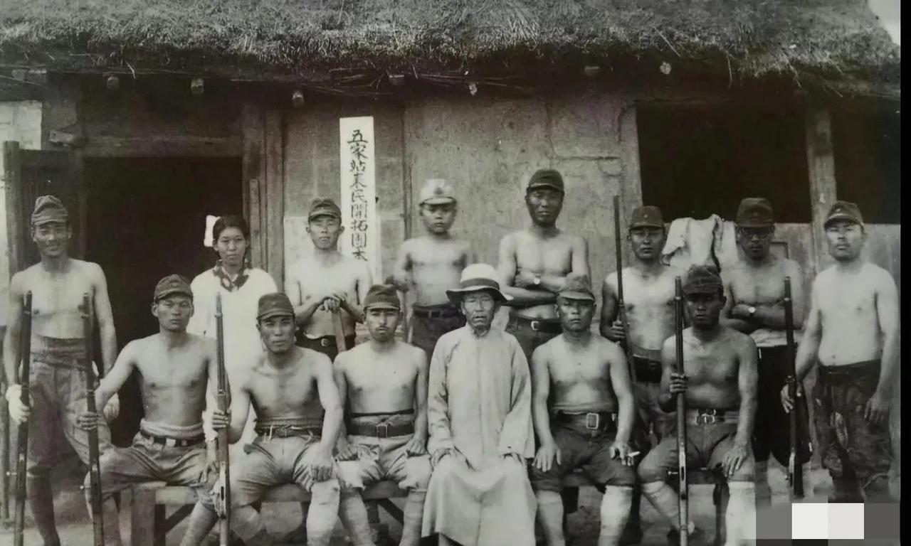 1936年，东北地区，日本开拓团成员，留下的一张老照片，尽管他们的个子并不高大，