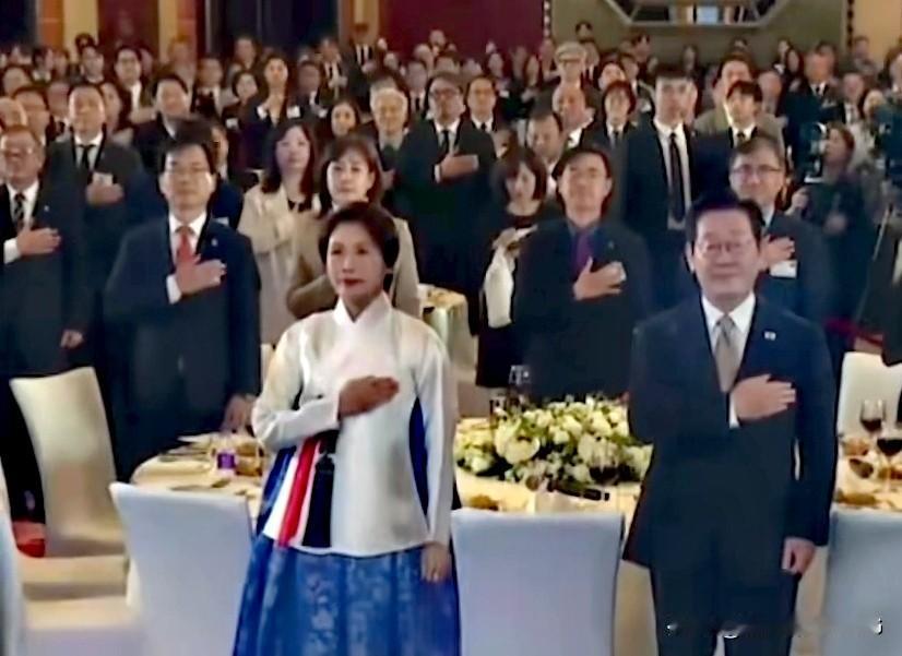 李在明带庞大经贸团访华！并打破韩国新年伊始先访美日的传统…[捂脸]
尹锡悦1月4