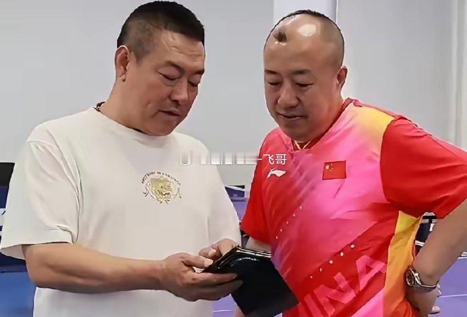 笑死我了，梁靖崑的爸爸也实在忍不住吐槽梁靖崑了。他接受采访时说：他都害我几天睡不