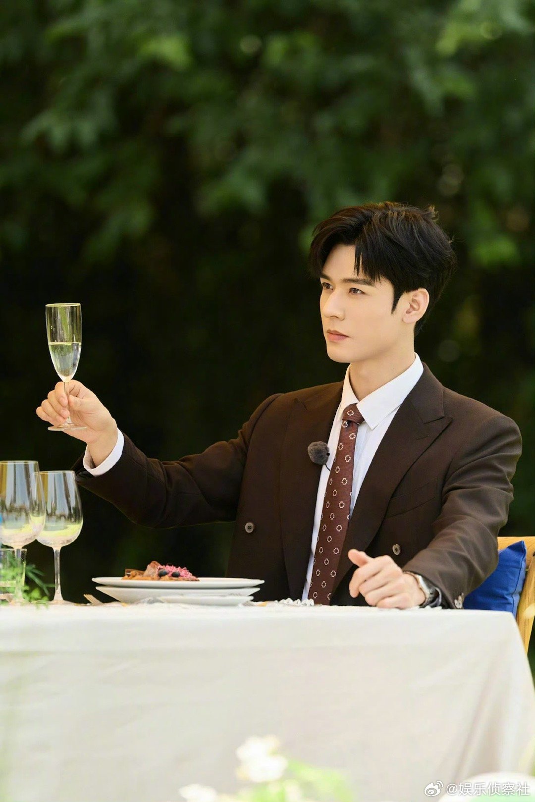 龚俊哥哥举杯🍻这一下好帅啊～[心] ​​​