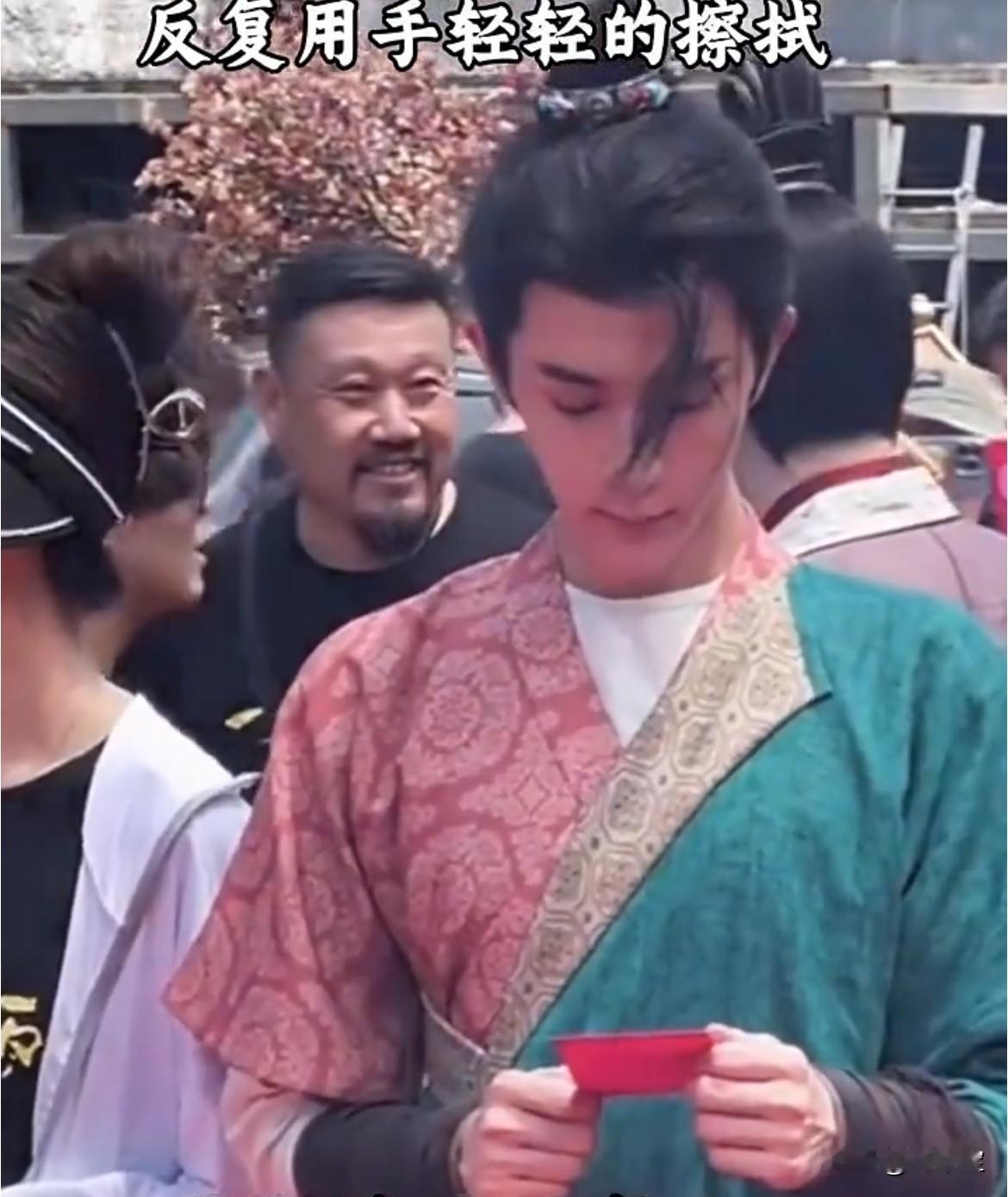 “一脸珍惜的看着开机红包，反复用手轻轻的擦拭”
不是蹭流量
纯粹是被于朦胧的粉丝