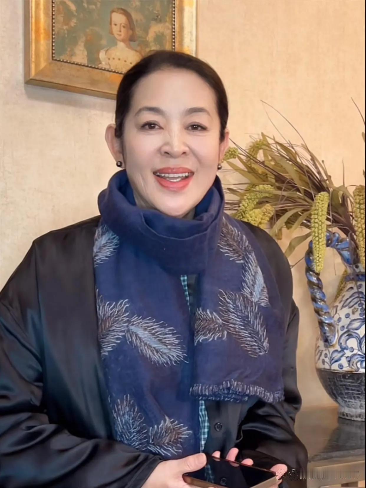 倪萍又美回来了！特别是眼神，清澈了许多。