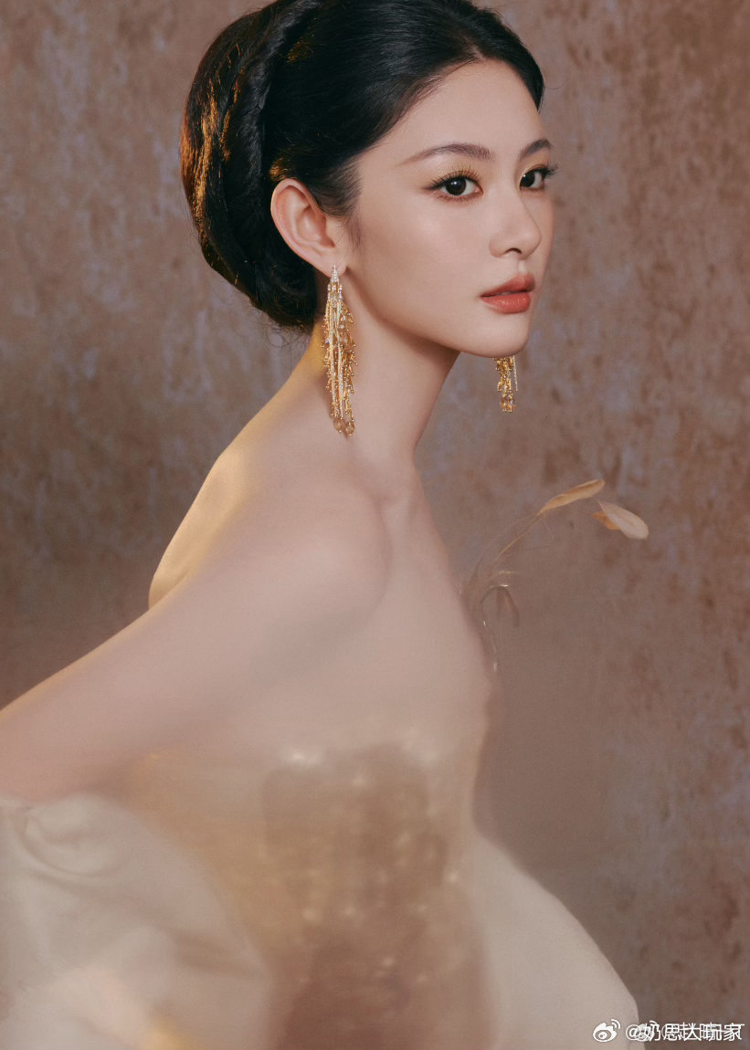 谁给赵晴做的造型赵晴大气东方美秀场镜头下的赵晴韵味十足，大家都在追问谁给赵晴做的