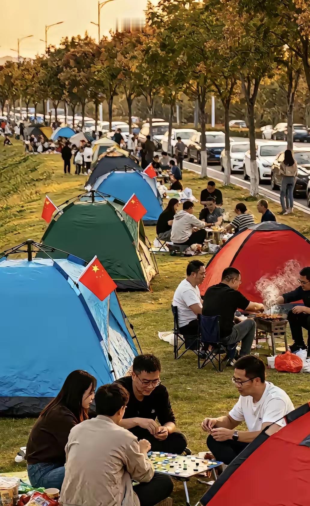 最让人担心的事还是发生了！
帐篷露营火到“挤走”酒店，真不是年轻人突然爱上荒野，