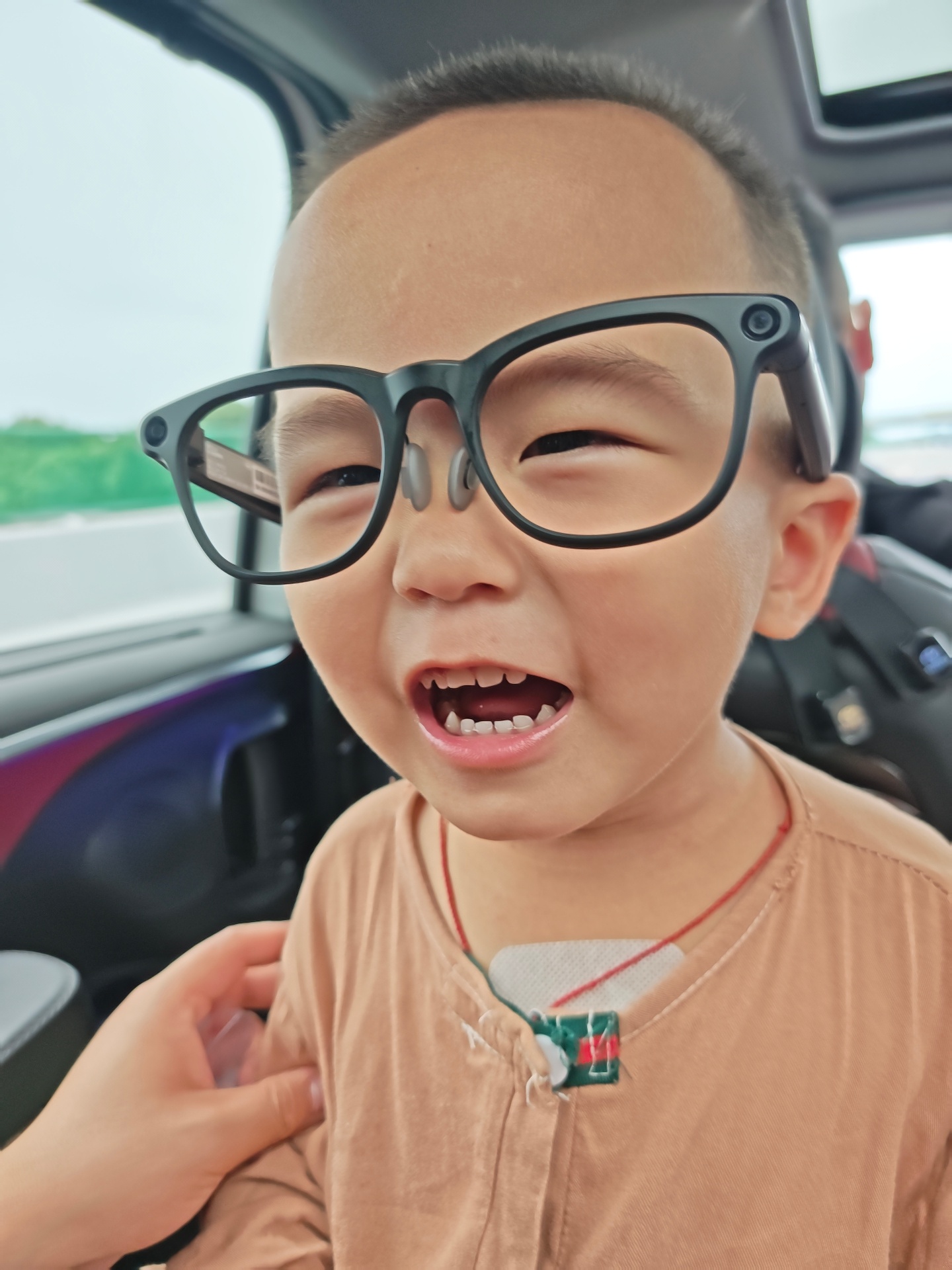 给这小子带了一副雷鸟V4这小子就说“自己是浙江人，以后要做眼镜产业”