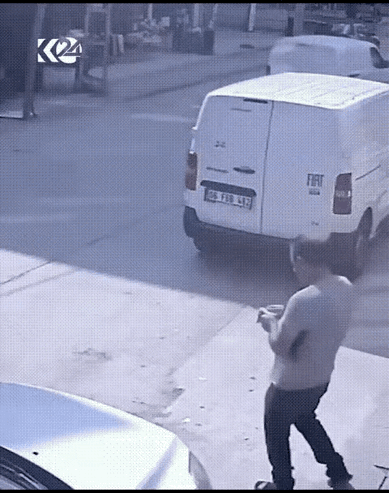 这反应速度真的绝了！男子本来站在路边等着货车倒车通过，无意间发现驾驶室里面竟然没