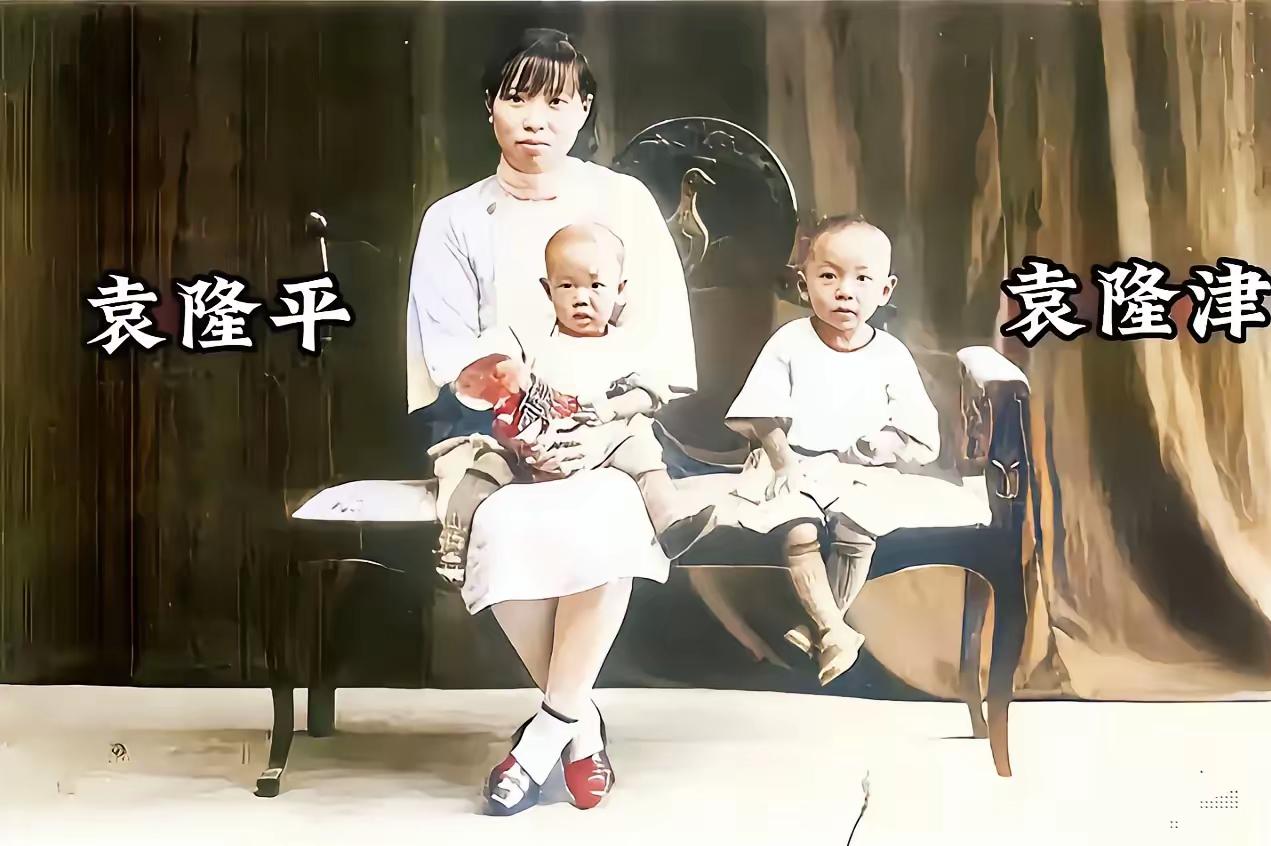 这是华静女士和两个儿子的罕见留影，都看看吧，照片拍摄于1931年。

华静抱着的