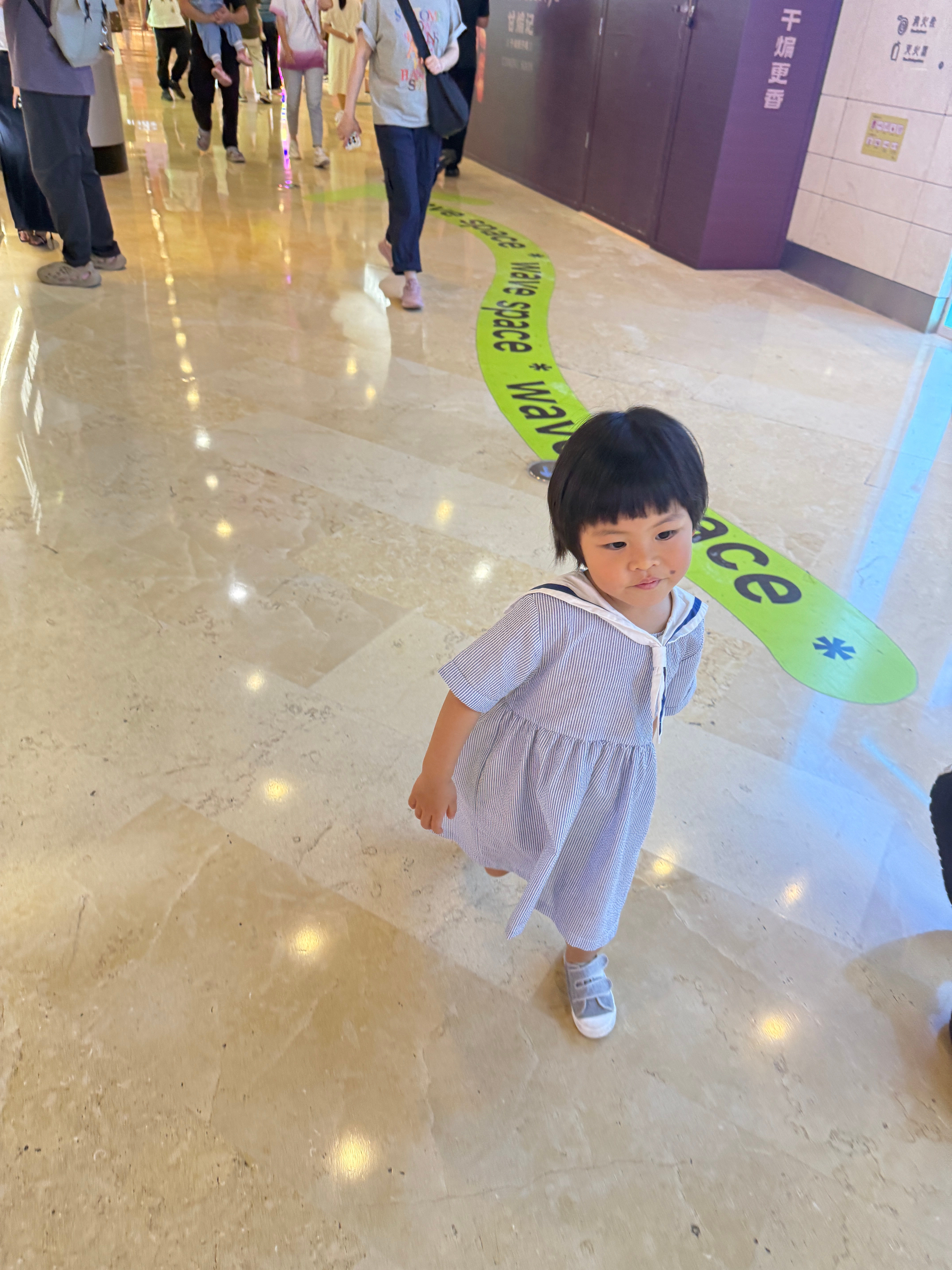 从特斯拉出来，店员跟球宝说小朋友拜拜我说你要跟叔叔讲拜拜哦球宝说：叔叔，你几点下