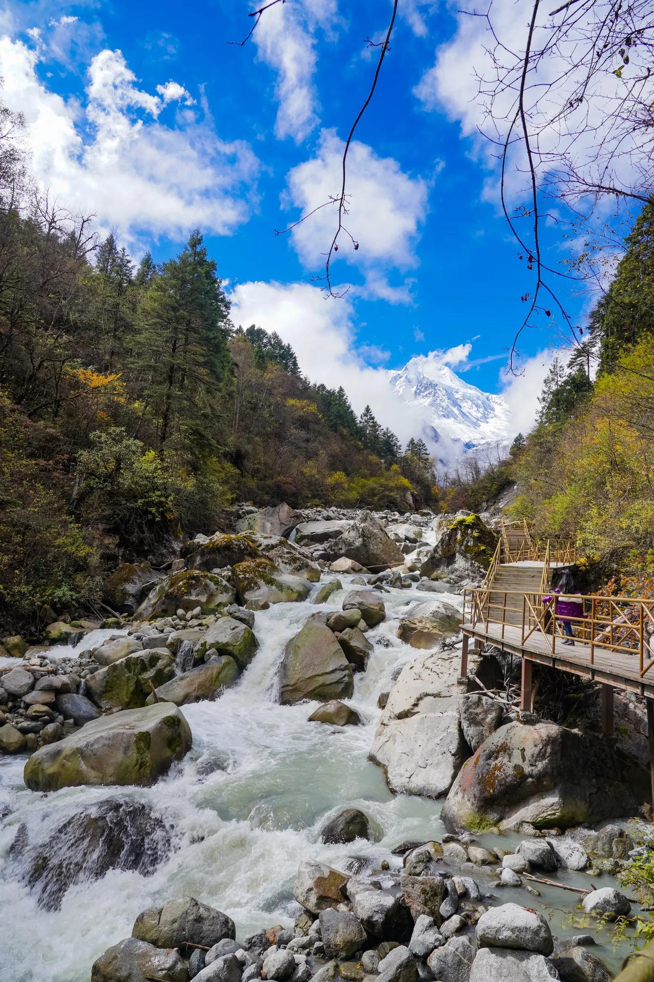 寒流来袭，如果说要泡天然的温泉♨️，那海螺沟的温泉绝对值得一试！

海螺沟位于四