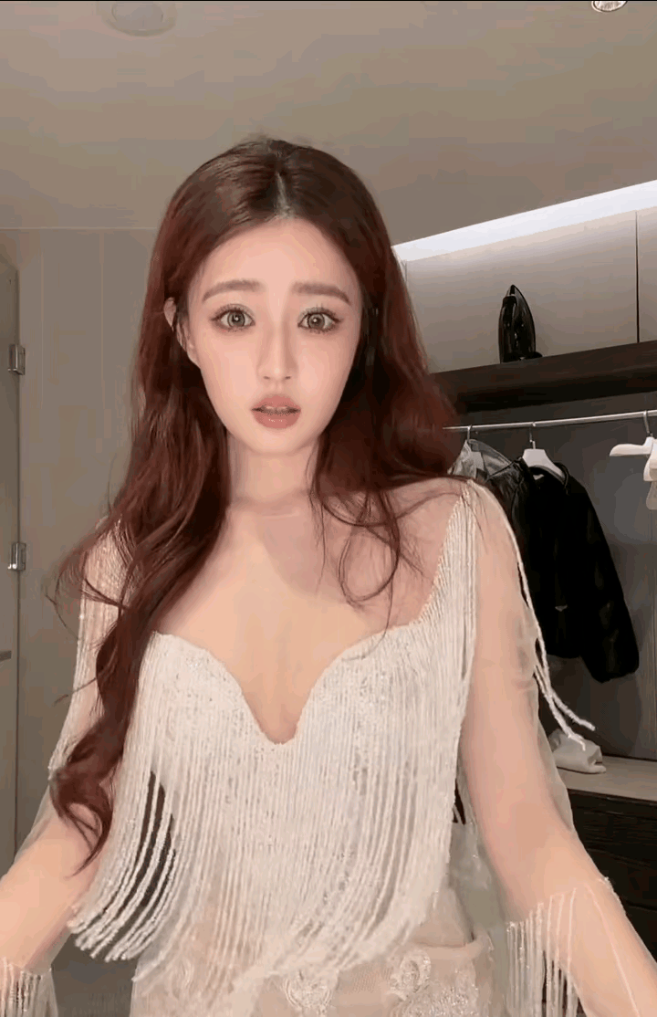 记得上次她上海时装周时，可是全网群夸，当时的她就像仙女下凡一样，就连她身后的模特