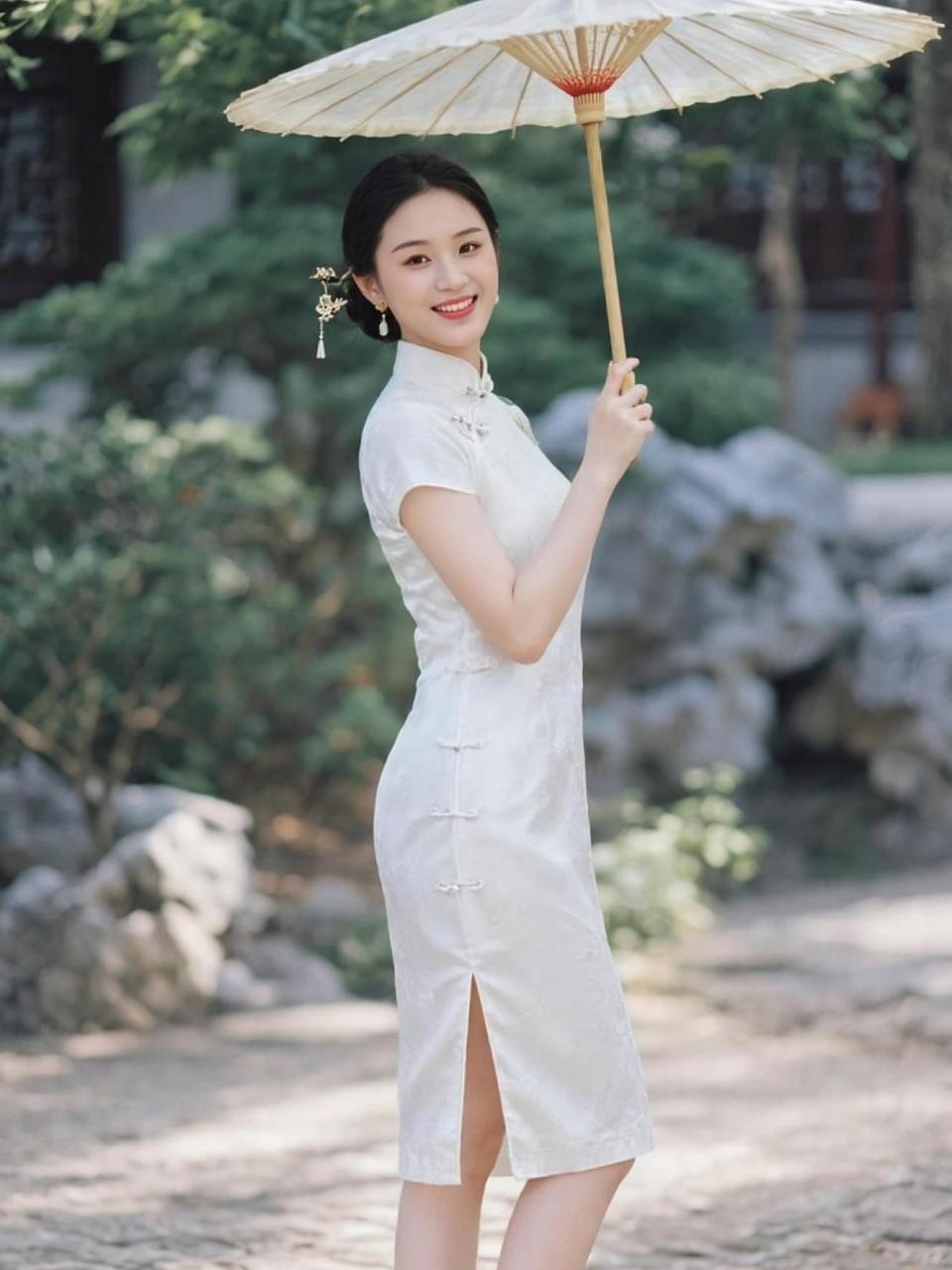 春日的午后，阳光透过树叶洒下斑驳的光影，仿佛时间都慢了下来。一袭素雅的旗袍，搭配