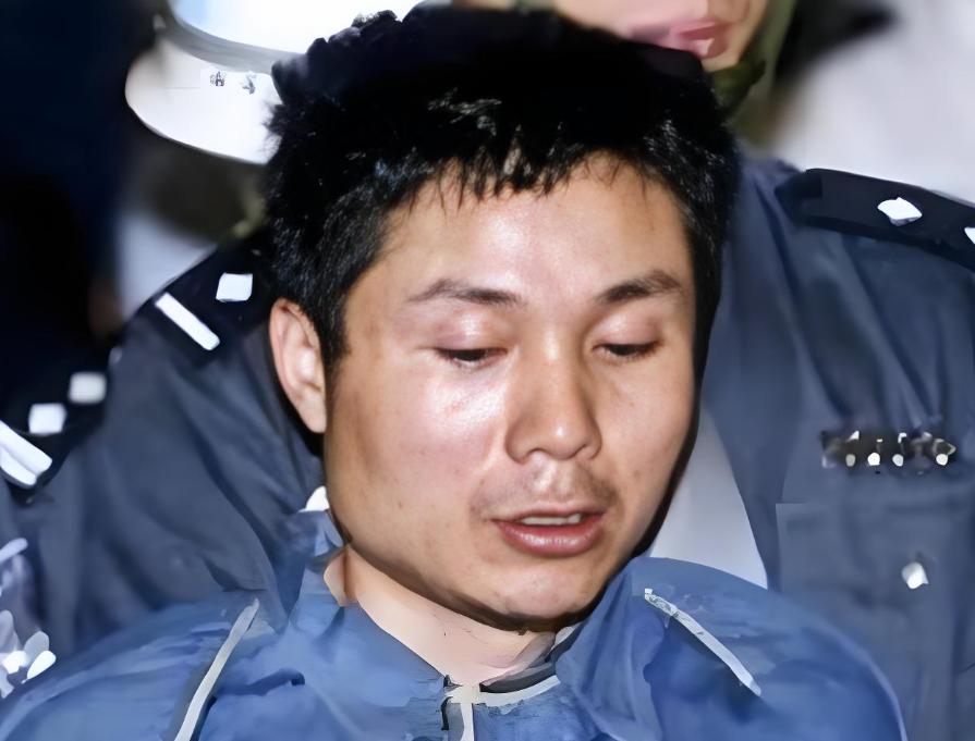 2001年5月20日早上七点二十，法警拿来的不是手铐，是麻绳。张君盯着那根粗绳，