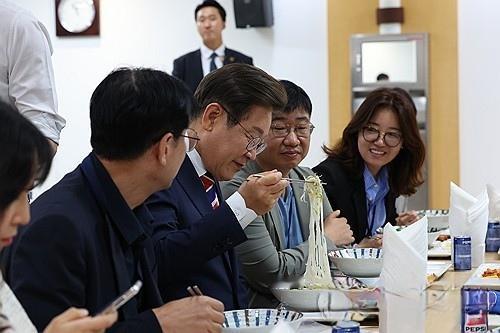 发达国家总统李在明与国务委员
开会，午餐紫菜包饭。
在总统府记者食堂跟众记者零距