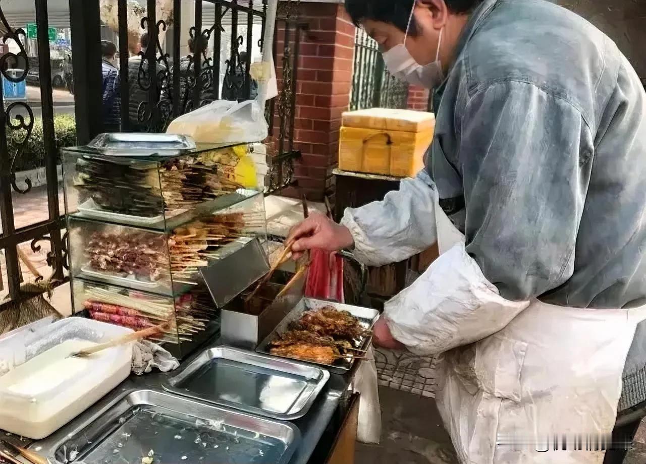我朋友家是做炸串生意的，我昨天去她家做客。她跟我说了个非常惊人的秘密，我听完以后