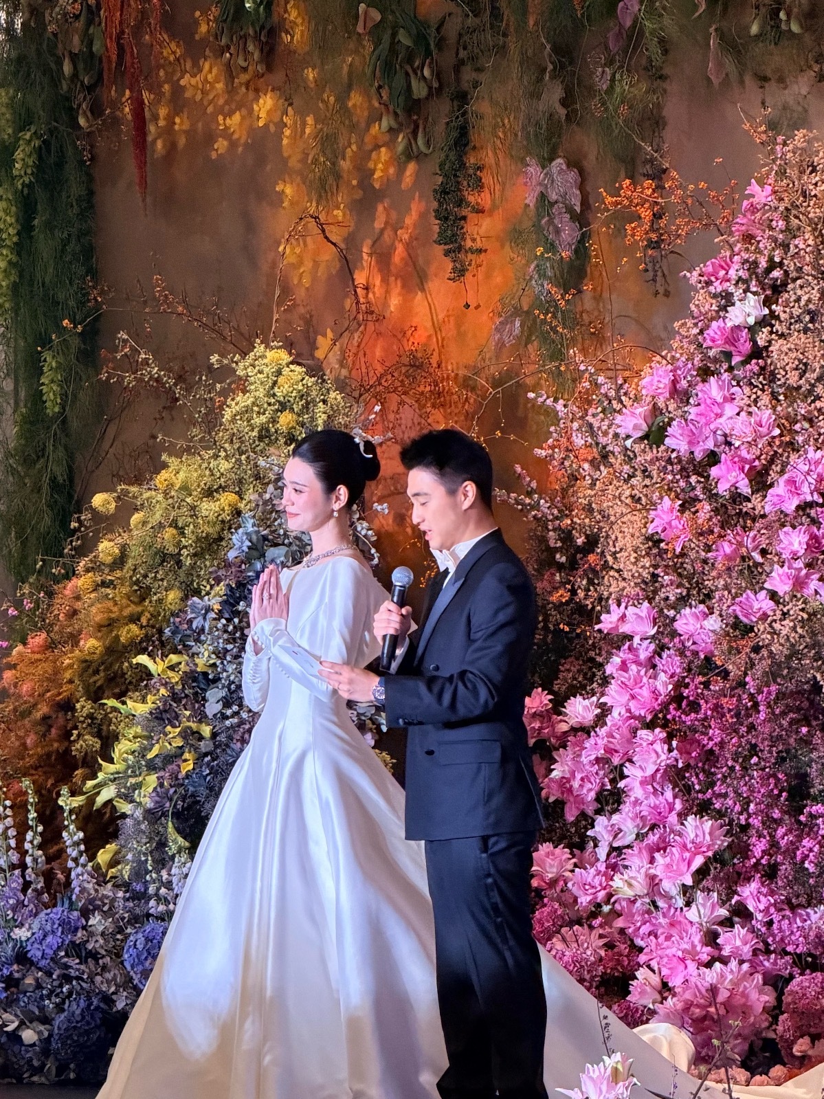 何猷君 矮人家半个头还要去追小明恭喜恭喜，郎才女貌真是般配。场地设在澳门，是四太